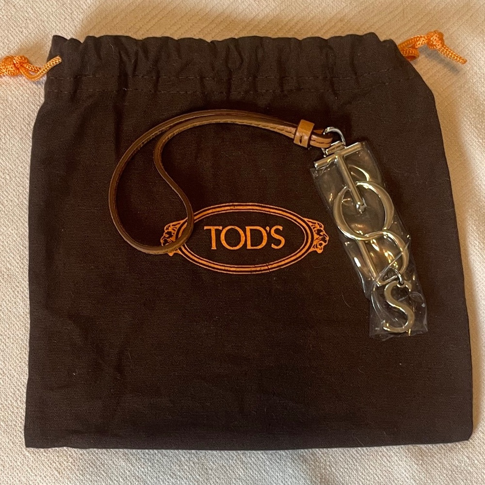 Tod's Joy Tote Leather and Metal Logo Charm Hanging Bag Tag - Picture 2 of 10